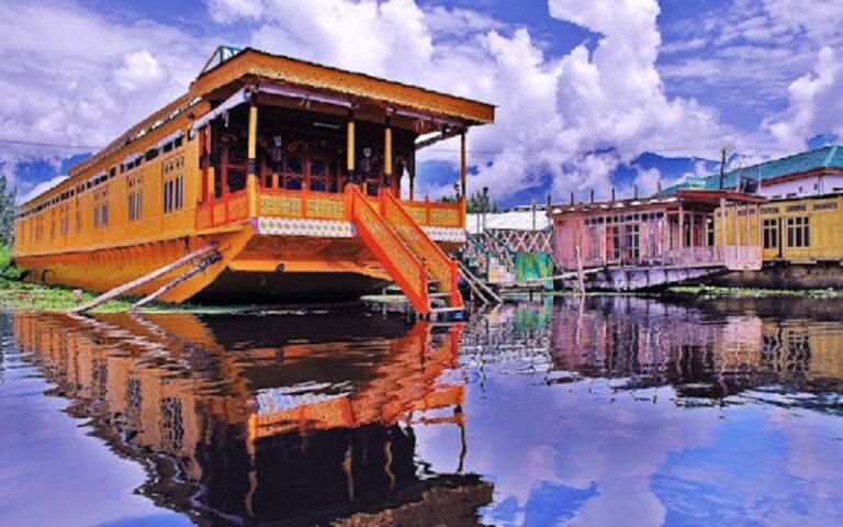 Kashmir Houseboats: A Unique Stay Experience on Dal Lake